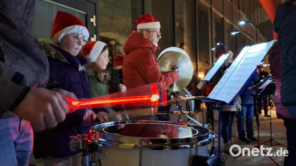 Ein Adventskonzert ist etwas Besonderes, daher kam auch ein beleuchteter Drumstick zum Einsatz. Bild: fks