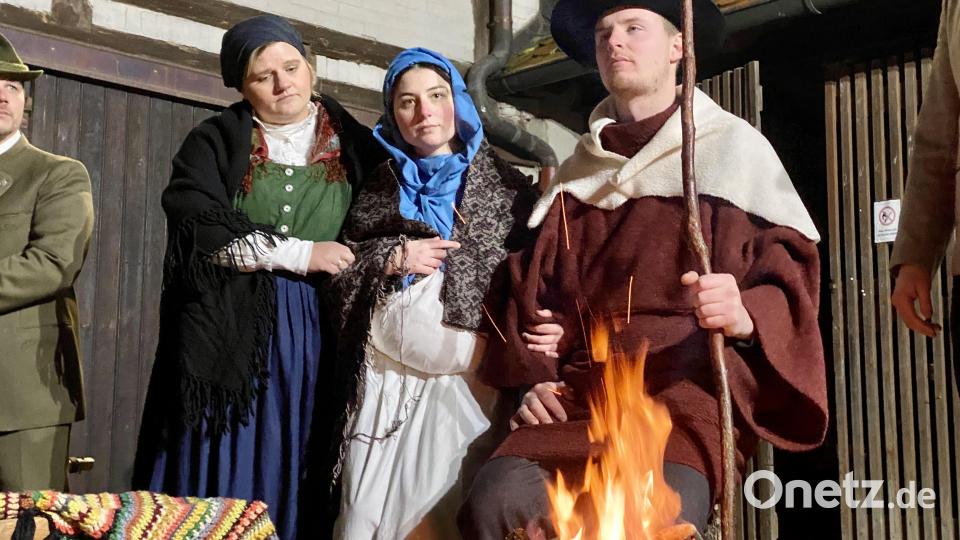 Die Unterwirtin (Jessica Werner, links) stützt Maria (Elena Wesnitzer). Josef (Lukas Piehler) kann endlichen beruhigt sein. Bild: gri