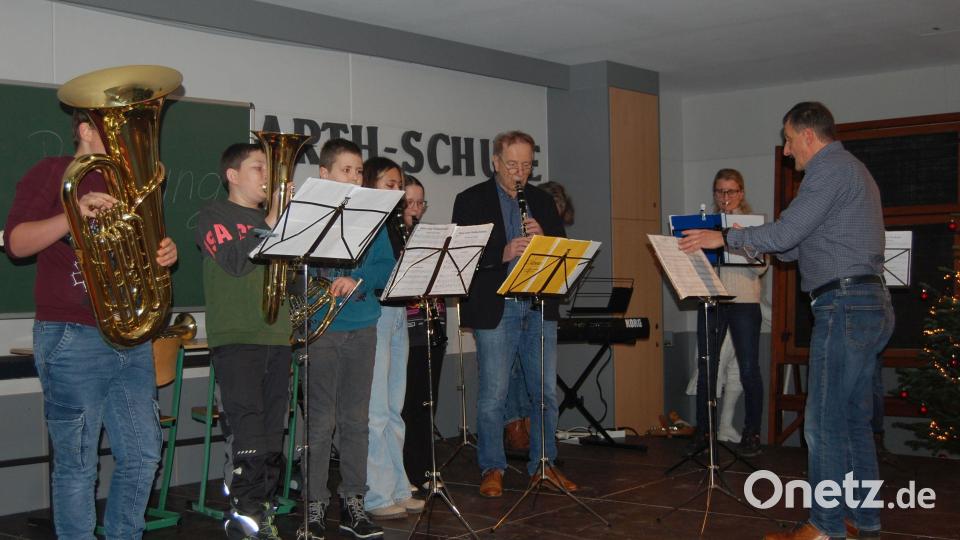 Verschiedene Musikgruppen der Schule – im Bild die Bläserklasse - lockern die Veranstaltung mit weihnachtlichen Weisen auf. Bild: Astrid Senft/exb