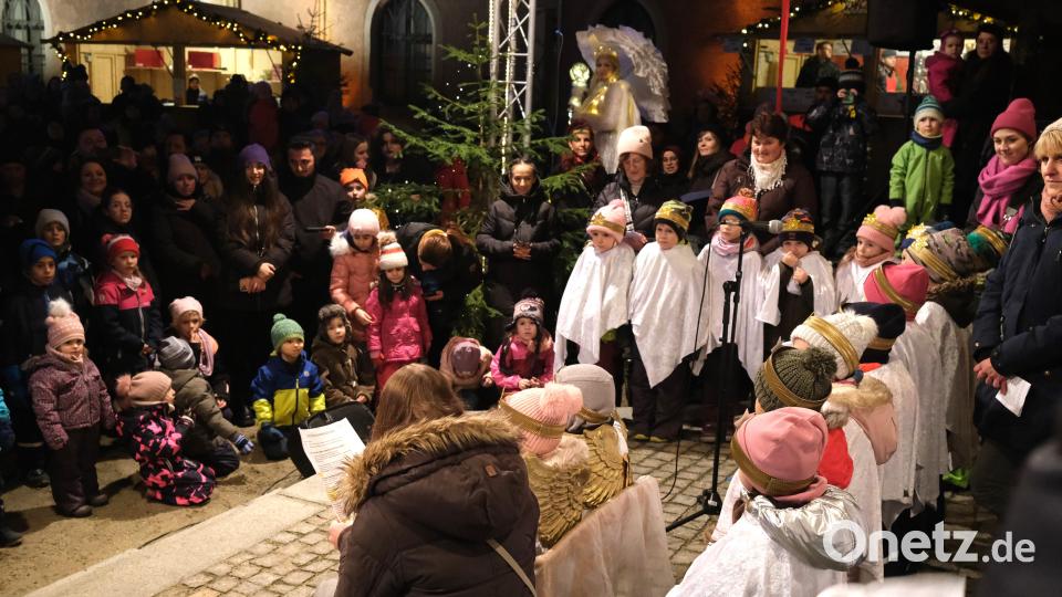 Die Kita-Kinder eröffnen den Burgadvent mit dem bekannten Weihnachtslied &quot;Schneeflöckchen, Weißröckchen&quot; und begrüßen die Besucher mit einem &quot;Engeltanz&quot;. Bild: Hirsch