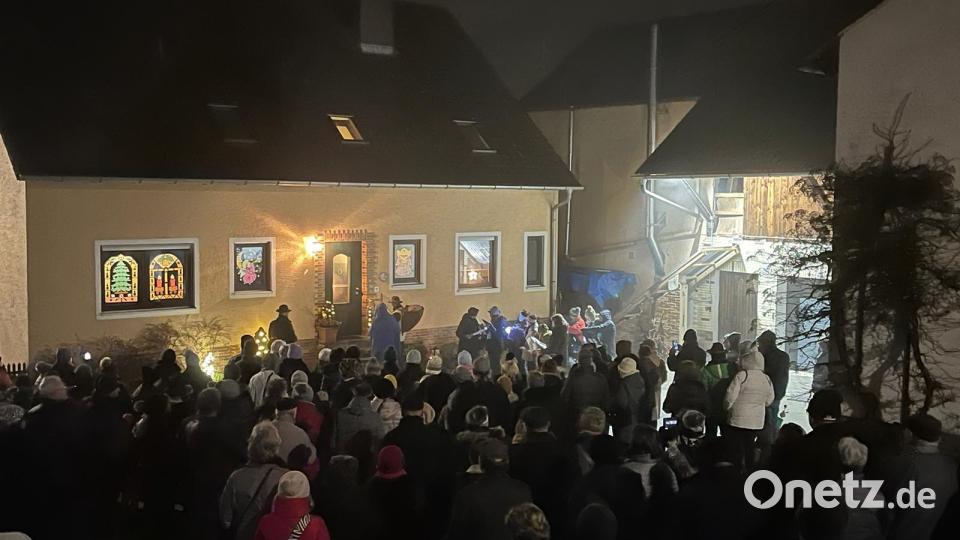 Die Aktion &quot;Rottendorf leuchtet&quot; zieht am dritten Adventswochenende zahlreiche Besucher in den Ort. Bild: Irmgard Eckl/exb