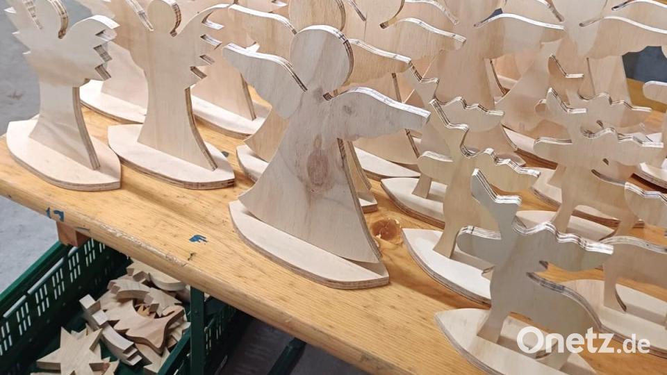 Engel ohne Ende, die von der Familie Kneidl in groben Vorschnitten, zum Teil aus Sperrholzplatten, für das Kinderbasteln vorbereitet wurden Bild: do