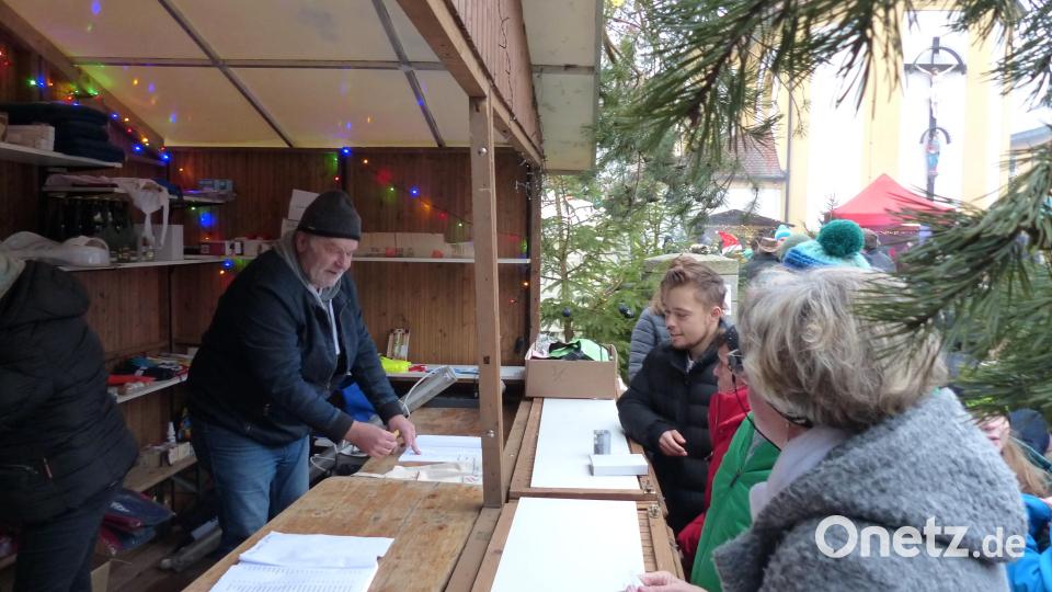 Anstellen musste man sich, wollte man die Preise der Tombola abholen Bild: hme