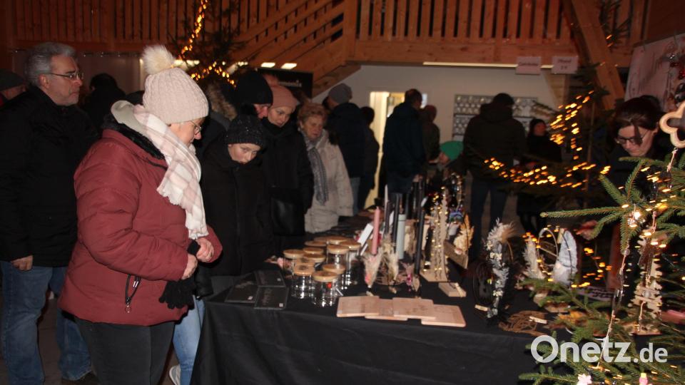 Aus dem gesamten Landkreis Tirschenreuth kamen Besucher nach Mähring zur Mühlenweihnacht im Mühlenhof. Bild: kro