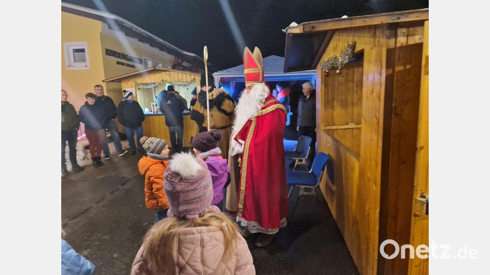 Sogar der Nikolaus schaute beim zweitägigen Roggensteiner Weihnachtsmarkt der Jugendkapelle vorbei. Bild: dob