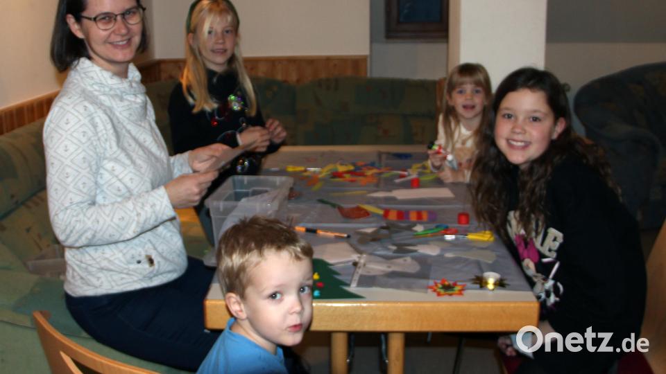 Gestärkt mit Kinderpunsch und Plätzchen konnten Kinder nach dem Vorlesen unterschiedliche weihnachtliche Dekorationsartikel basteln. Bild: lep
