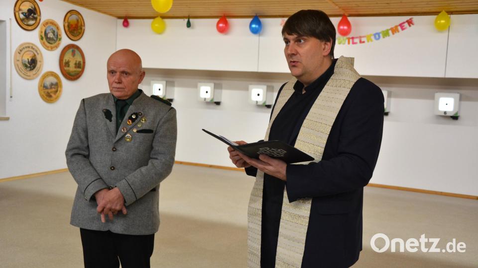 Pfarrer Oliver Pollinger (rechts) erbat Gottes Segen für die neue Schießanlage, Mit ist dem Bild ist Vorsitzender Helmut Kipferl. Im Hintergrund die neue Anlage. Bild: jr