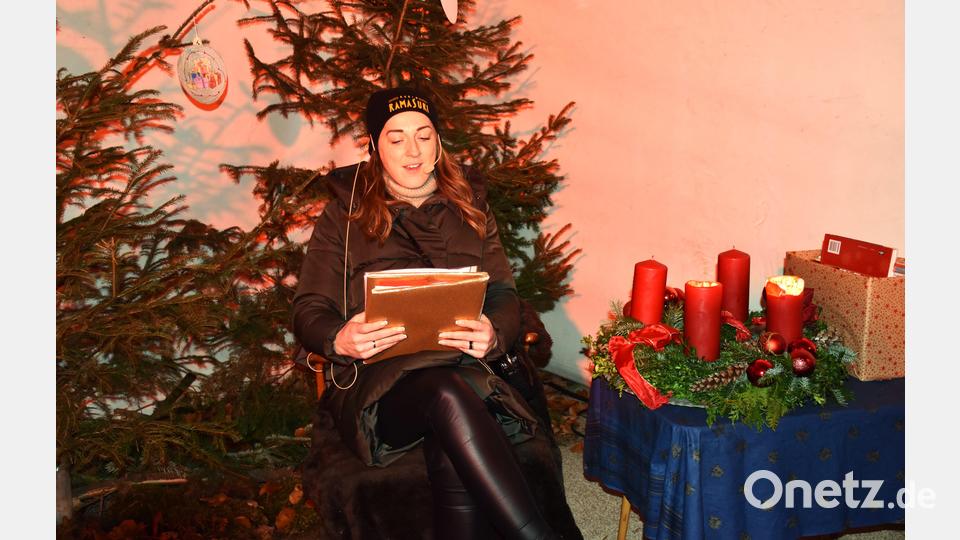 Corinna Hagn hat vorher den Kindern eine selbstgeschriebene Geschichte vom Wichtel &quot;Seppl&quot; vorgelesen. Bild: ubb