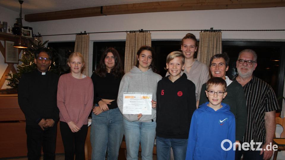 Spendenübergabe an die Ministranten: Von links Pfarrer Joseph, Maria Schraml, Christina Schraml, Theresa Schraml, Matthias Klöble, Antonia Klöble, Jakob Schraml, Barbara Kaßeckert, Reiner Gärtner. Bild: Rainer Gärtner/exb