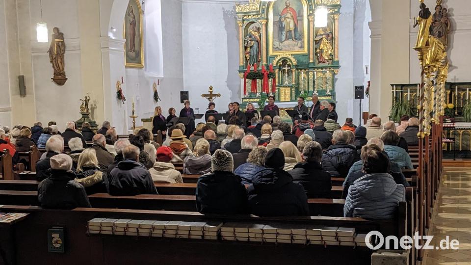 Das Vokalensemble "ChorDiSono" aus Weiden stimmt beim Weihnachtskonzert in Schönsee auf die bevorstehenden Feiertage ein. Bild: eib