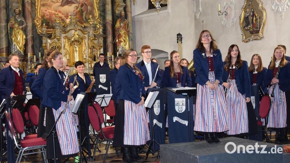 Es war ein wunderschönes vorweihnachtliches Erlebnis gewesen. Die Musikerinnen und Musiker der Trachtenkapelle Hohenburg hatten zu einem stilvollen Konzertreigen in die Pfarrkirche St. Jakobus eingeladen. Dirigiert haben Anja Paulus (auf dem Podest) sowie Tanja Metschl (rechts davon) Bild: bö