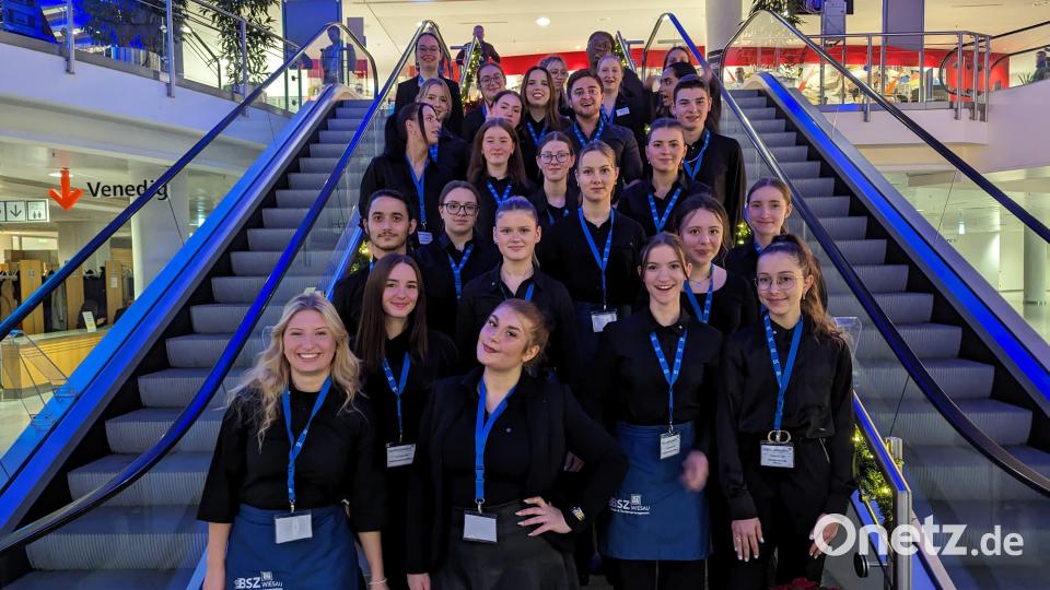 Das Serviceteam der Hotel- und Tourismusmanagementschule Wiesau mit Melanie Burger (links hinten) auf der Sternstundengala in der Frankenhalle. Bild: Stefan Staufer/exb