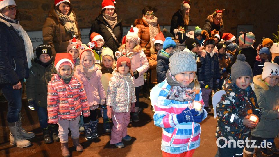 Die Kinderhauskinder erfreuten mit zwei Liedern den Nachmittag. Bild: jr