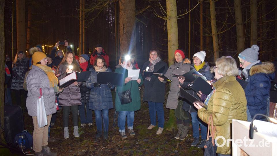 Der Frauenchor Ammerthal bereichert die Waldweihnacht. Bild: oe