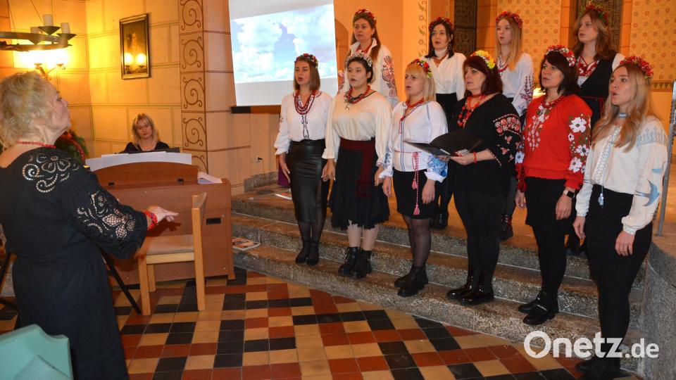 Ein ukrainischer Frauenchor gab am Samstagnachmittag in der Mitterteicher Christuskirche ein Benefizkonzert, die Leitung des Chores lag bei Olena Kokidko. Die Sängerinnen sangen in ihrer traditionellen heimatlichen Tracht und hatten einen Kopfschmuck „Winok“ auf. Bild: jr