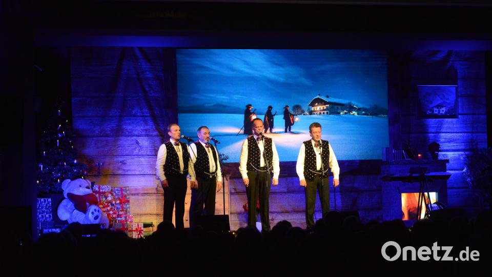 Das &quot;Kastelruther Männerquartett&quot; bringt den Südtiroler Bergwinter in die Stadthalle Neustadt/WN. Zum Glück steht ein Ofen mit flackerndem Feuer daneben. Bild: bey