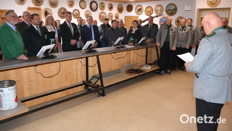 Schützen-Vorsitzender Helmut Kipferl (rechts) stellte den geladenen Gästen die neue elektronische Schießanlage im Schützenheim in Großensees vor. Bild: jr