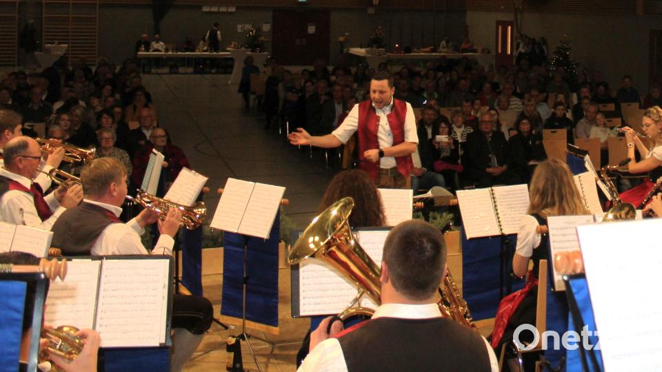 Dirigent René Bauer spornte die Stadtkapelle immer wieder zu Höchstleistungen an. Bild: stg