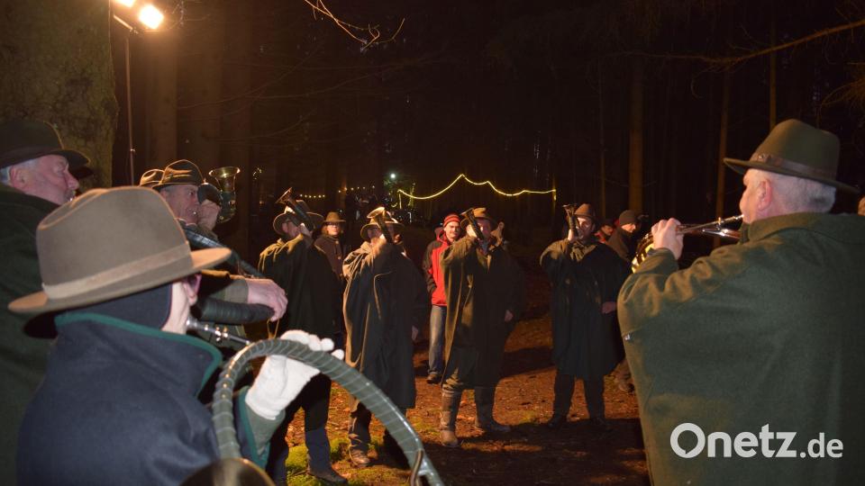 Bei der Viehberger Waldweihnacht sorgen die Amberger Jagdhornbläser für vorweihnachtliche Stimmung. Bild: oe