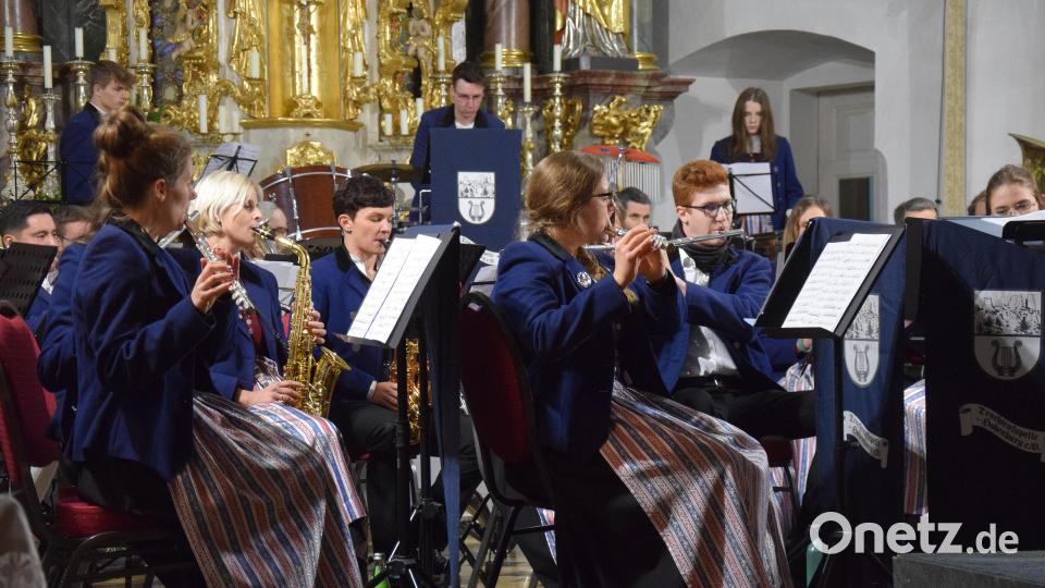 Von &quot;Magic Moments&quot; bis zur Weihnacht in den Bergen spannen die Musiker der Trachtenkapelle Hohenburg den musikalischen Bogen bei ihrem vorweihnachtlichen Konzert in der Pfarrkirche. Bild: bö
