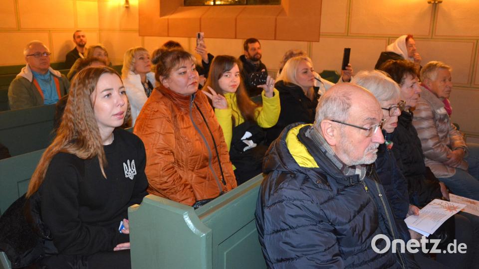 Es wurde beim Benefizkonzert fleißig gefilmt, vor allem die ukrainischen Landsleute zückten fleißig ihre Handys. Bild: jr