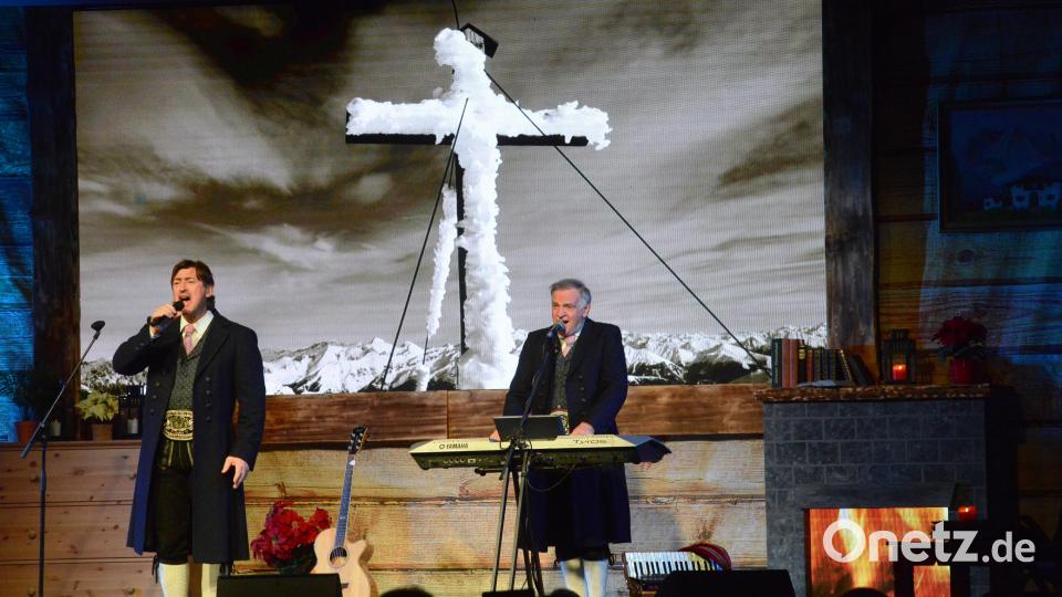 Stimmungsvoll verabschieden sich &quot;Die Ladiner&quot; von der &quot;Südtiroler Weihnacht&quot; in der Stadthalle Neustadt. Bild: bey