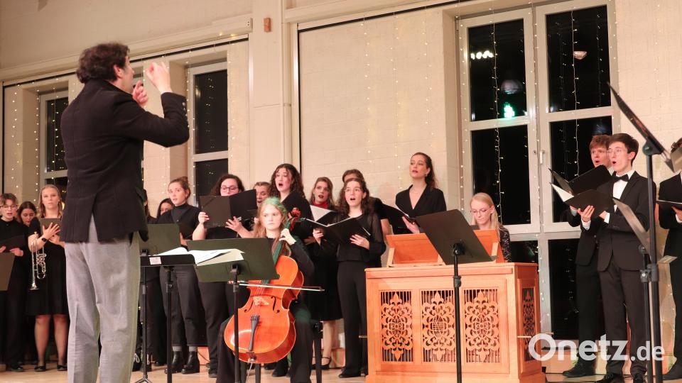 Alle Schülerinnen und Schüler der Berufsfachschule wirkten mit, teils im Chor , teils mit ihren Instrumenten. Chorleiter Manfred Lehner hatte die Lieder extra für das Konzert arrangiert. Bild: cog