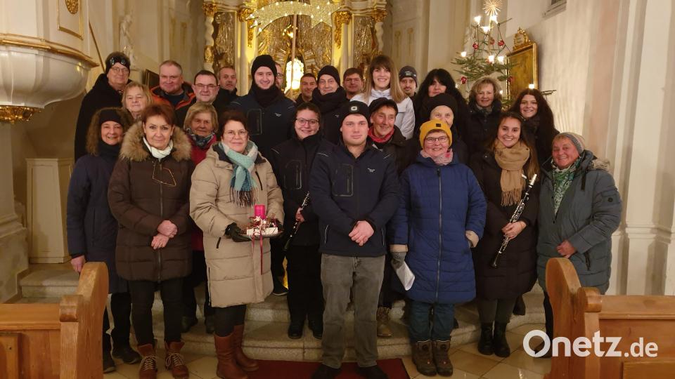 Alle Mitwirkenden der 40. Waldweihnacht: Die Jugendblaskapelle, der OWV-Chor, Kolpingmitglieder und Pfarrer Konrad Amschl (dritte Reihe, Zweiter von links). Bild: Kolping Bärnau/exb