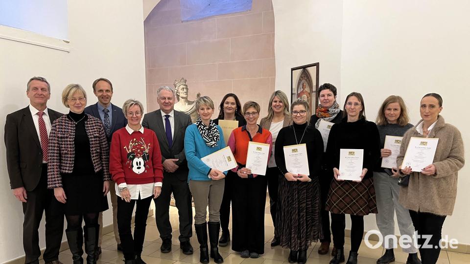 Für 25 Jahre ausgezeichnet (von links): Gerald Haas, Beatrix Hilburger, Stephan Tischer (Schulamt Amberg), Michaela Bergmann (Personalratsvorsitzende), Landrat Richard Reisinger, Kerstin Beck, Martina Tobollik, Jutta Gebhardt, Sandra Weber, Nadja Wendl, Brigitte Harrer-Maul, Tina Koschemann, Nicole Röhnert und Kati Haberberger. Bild: ge