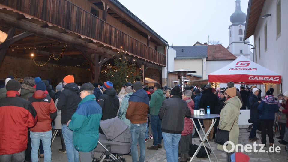 Blick in das herrliche Ambiente des Schafferhofs, wo am Sonntagnachmittag erstmals das „Singen unterm Christbaum“ stattfand. Bild: jr