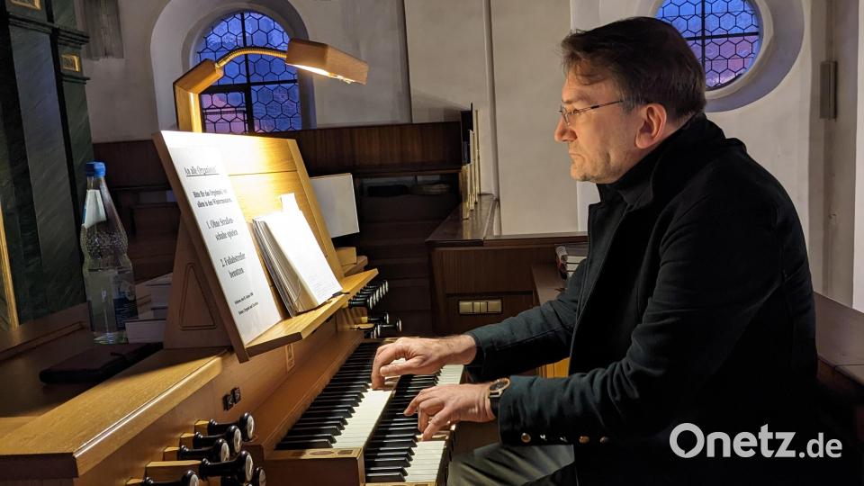 Roland Assion spielt beim Weihnachtskonzert die Sandtner-Orgel. Bild: eib
