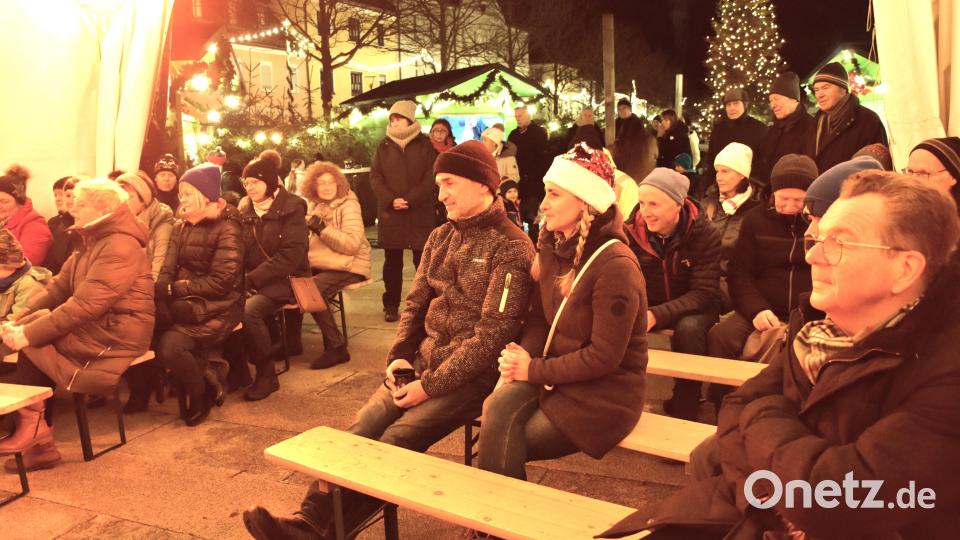 Die Betthupferlgeschichten unterm Christbaum veranstaltet der Stadtmarketingverein Tirschenreuth seit 2008 für Kinder. Heuer gab es erstmals eine Vorlese-Stunde für Erwachsene. Das Angebot war gut besucht. Bild: ubb