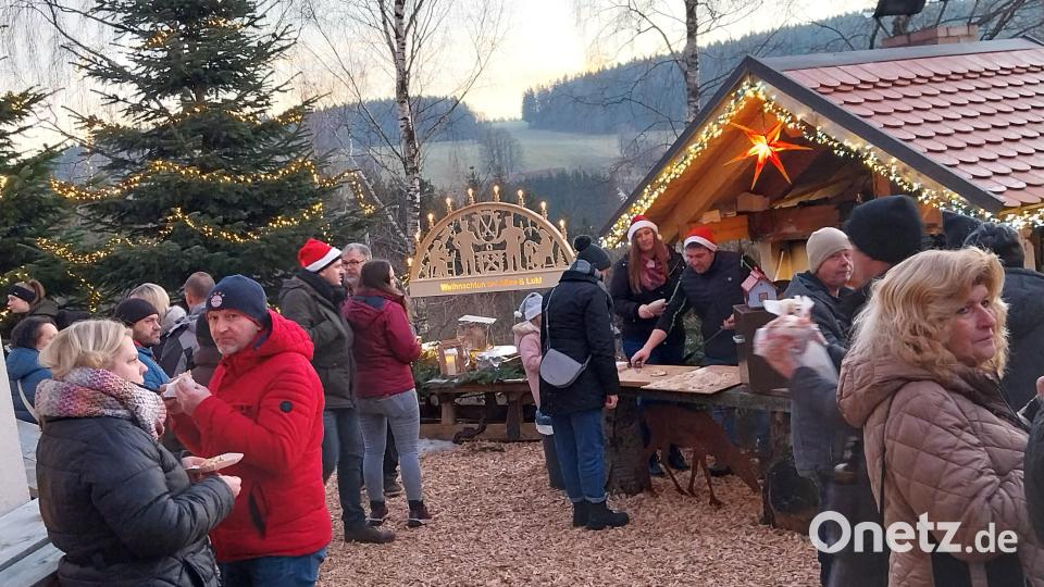 Der von Alice und Ludwig Wüst veranstaltete Weihnachtsmarkt kommt gut an. Die Besucher strömen nur so in den Garten. Bild: pi