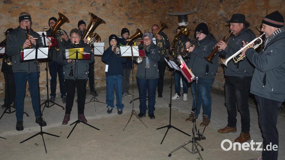 Mit dabei war die Blaskapelle Konnersreuth, die unter der Remise vorweihnachtliche Klänge erklingen ließ. Bild: jr