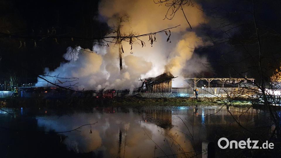 Ein Zeitungsträger bemerkte in den frühen Morgenstunden auf Gut Hötzing (Landkreis Cham) einen Feuerschein und wählt den Notruf. Bild: Kreisbrandinspektion Cham
