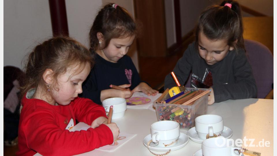 Einigen Mädchen gefiel das Ausmalen der Mandalas besonders gut. Der Vorlese- und Bastelnachmittag verging wie im Flug. Bild: lep
