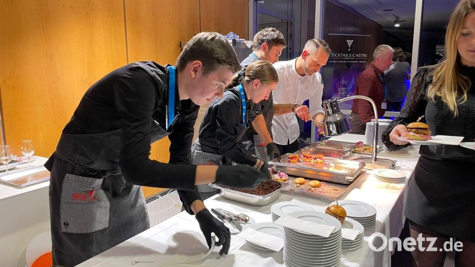 Die Schüler der Hotel- und Tourismusmanagementschule aus Wiesau bei der Ausgabe der Karpfenburger bei der Sternstundengala in Nürnberg. Bild: Stefan Staufer/exb