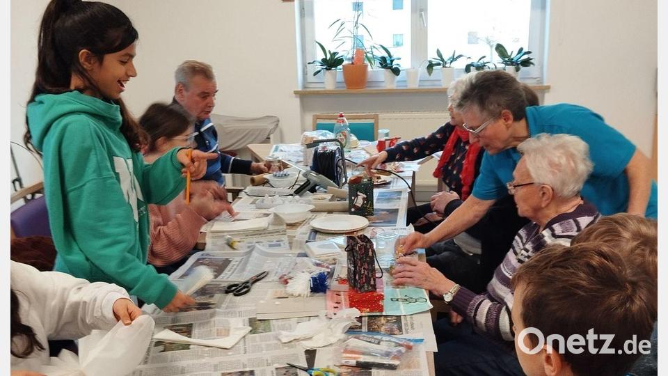 Beim gemeinsamen Basteln, Lesen und Spielen lernten sich Senioren und Schüler gegenseitig kennen. Bild: Katharina Scherl/exb