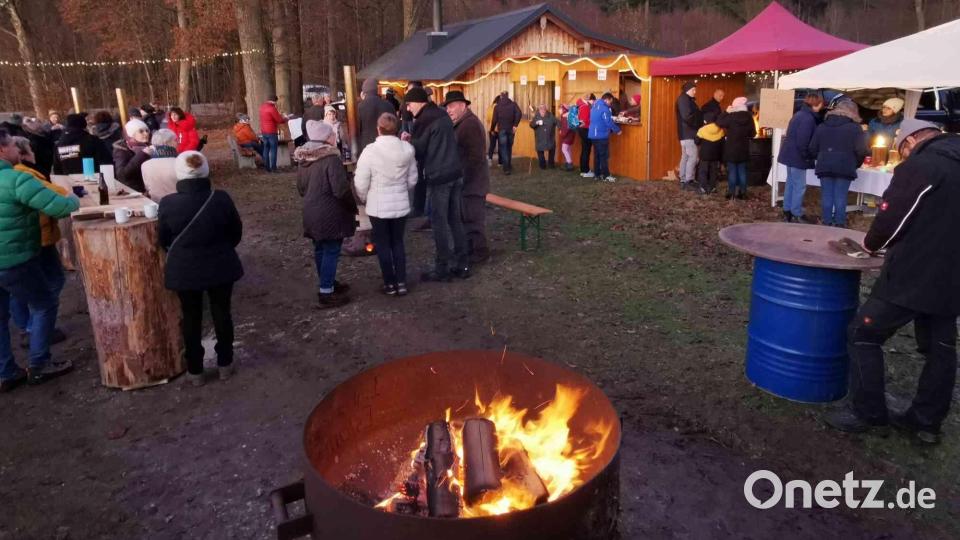Bei Einbruch der Dunkelheit füllen sich die Reihen. Bild: gz