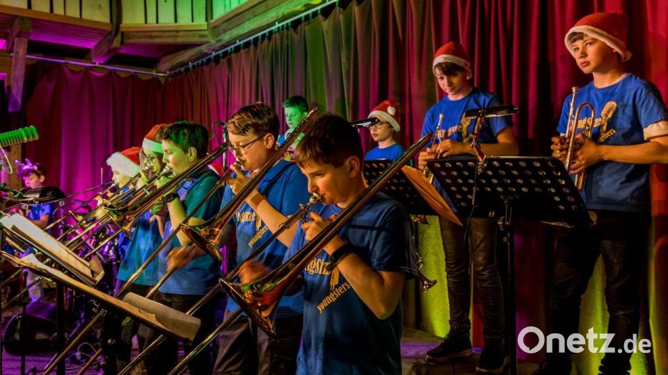 Die „King Size Youngsters“ spielen erst seit knapp einem Jahr unter der Leitung von Peter König zusammen und meisterten ihren Part als Vorband. Bild: Thomas Betz/exb