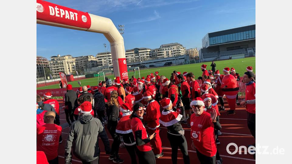 Start zum Weihnachtsmann-Lauf in Weidens Partnerstadt Issy-les-Moulineaux. Bild: Ludwig Kreutzer/exb