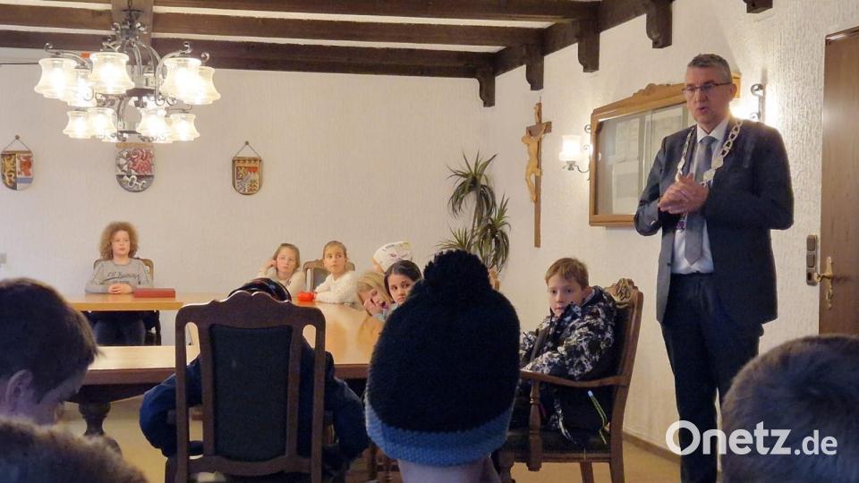Die Kinder stellten dem Bürgermeister viele Fragen. Bild: Katrin Weber/exb