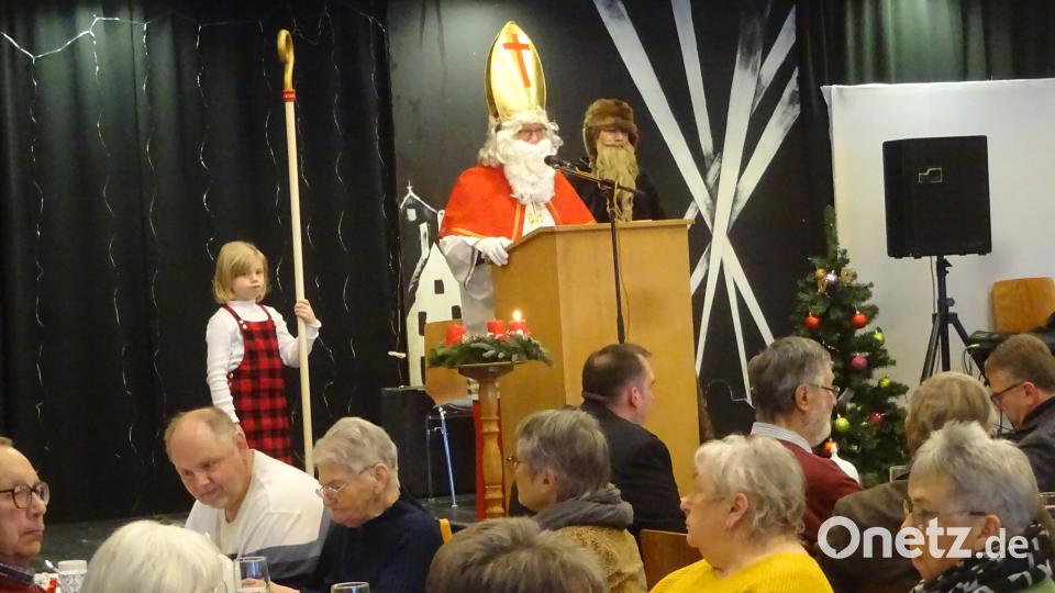Ein Besuch des Nikolauses gehörte ebenso zum Rahmenprogramm. Der Heilige hatte für alle Teilnehmer einen Kerzenständer als Geschenk mitgebracht. Bild: BRK Tirschenreuth/exb