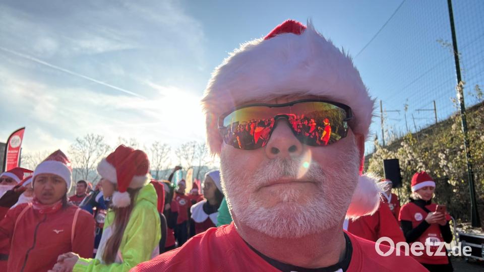 Ludwig Kreutzer lief als waschechter Oberpfälzer Weihnachtsmann beim Corrida de Noël in Issy-les-Moulineaux mit. Bild: Ludwig Kreutzer/exb