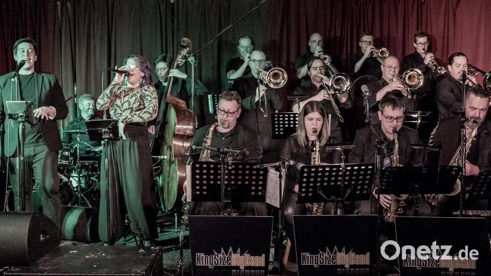 Ein Adventskonzert in perfekter Harmonie gaben Björn Bussler und Annika Fischer zum Sound der „King Size Big Band“. Bild: Thomas Betz/exb