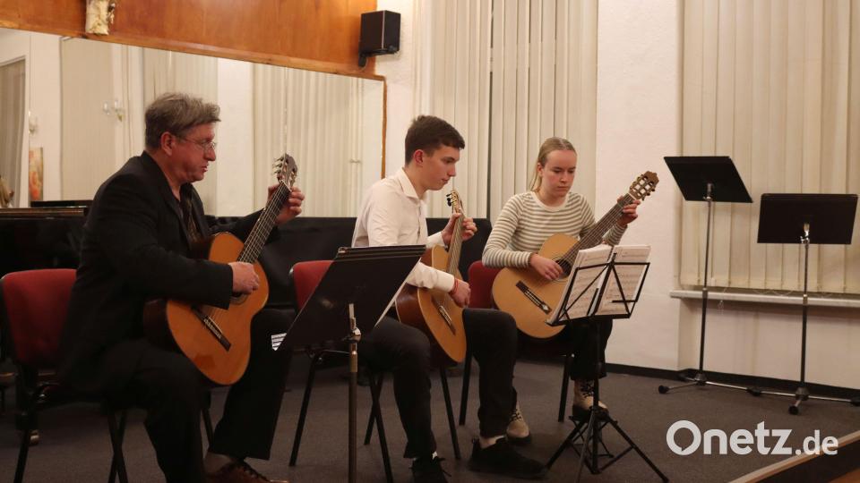 Die Gitarrengruppe mit (von links) Ctibor Süsser (Lehrkraft), Dominik Katsikis und Emily Fischer spielte drei Stücke. Bild: Tobias Böhm/exb