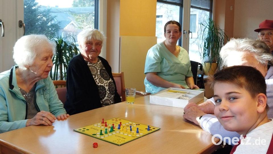 Beim gemeinsamen Basteln, Lesen und Spielen lernten sich Senioren und Schüler gegenseitig kennen. Bild: Katharina Scherl/exb