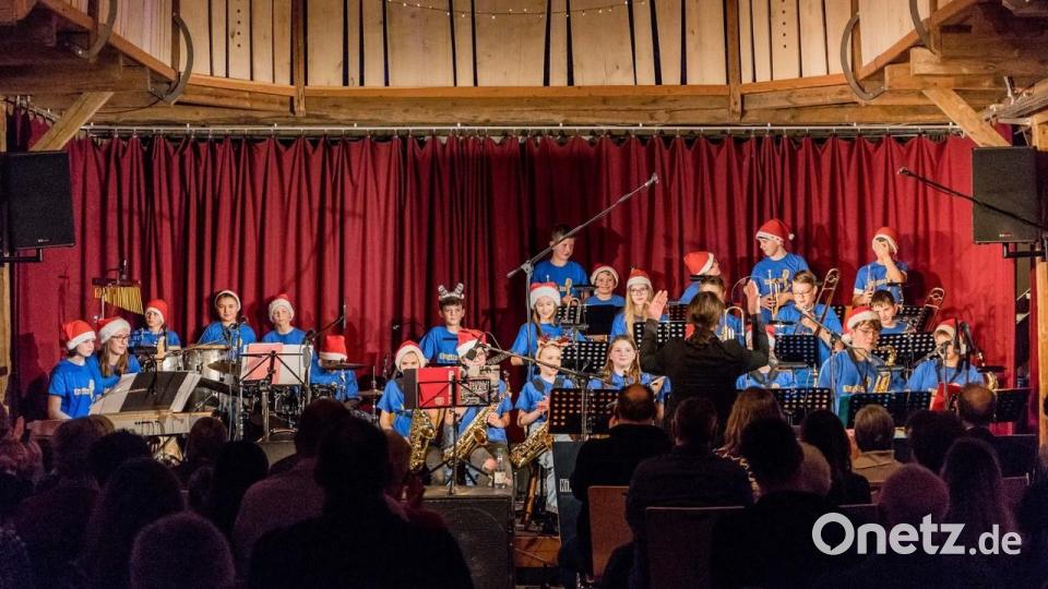 Die „King Size Youngsters“ spielen erst seit knapp einem Jahr unter der Leitung von Peter König zusammen und meisterten ihren Part als Vorband. Bild: Thomas Betz/exb
