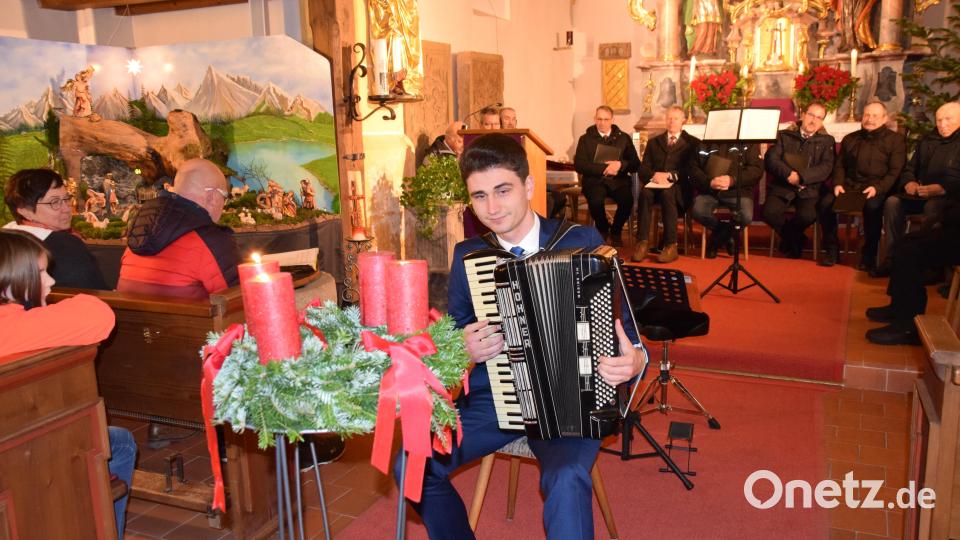 Ben Luber spielte zwei adventliche Lieder auf seinem Akkordeon. Bild: wku