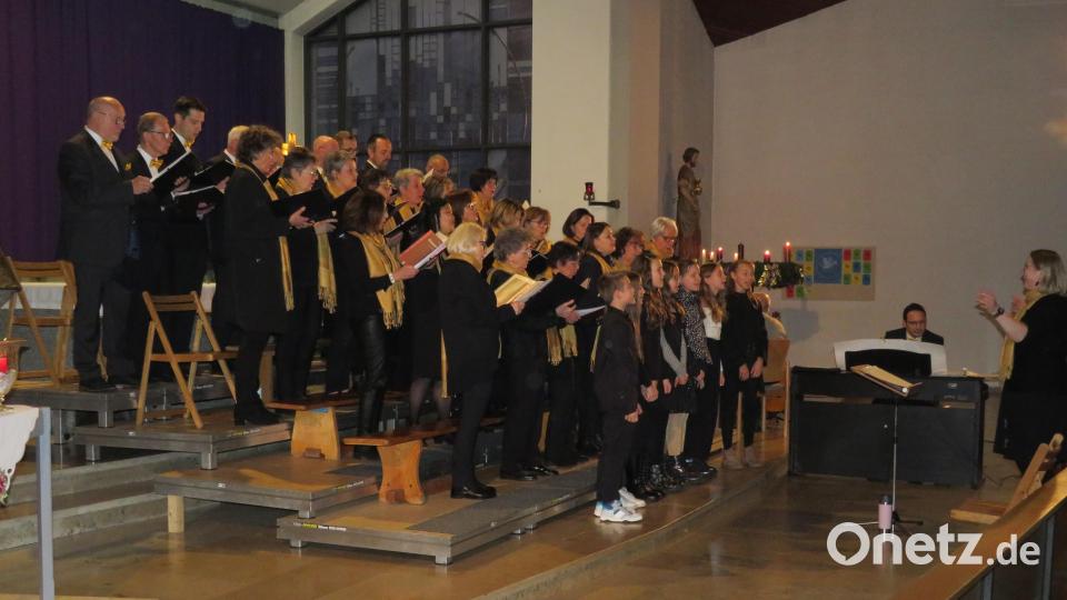 Eine besinnliche und nachdenkliche Stunde erlebten die Besucher beim Adventskonzert der Chorgemeinschaft Altenstadt. Bild: adj